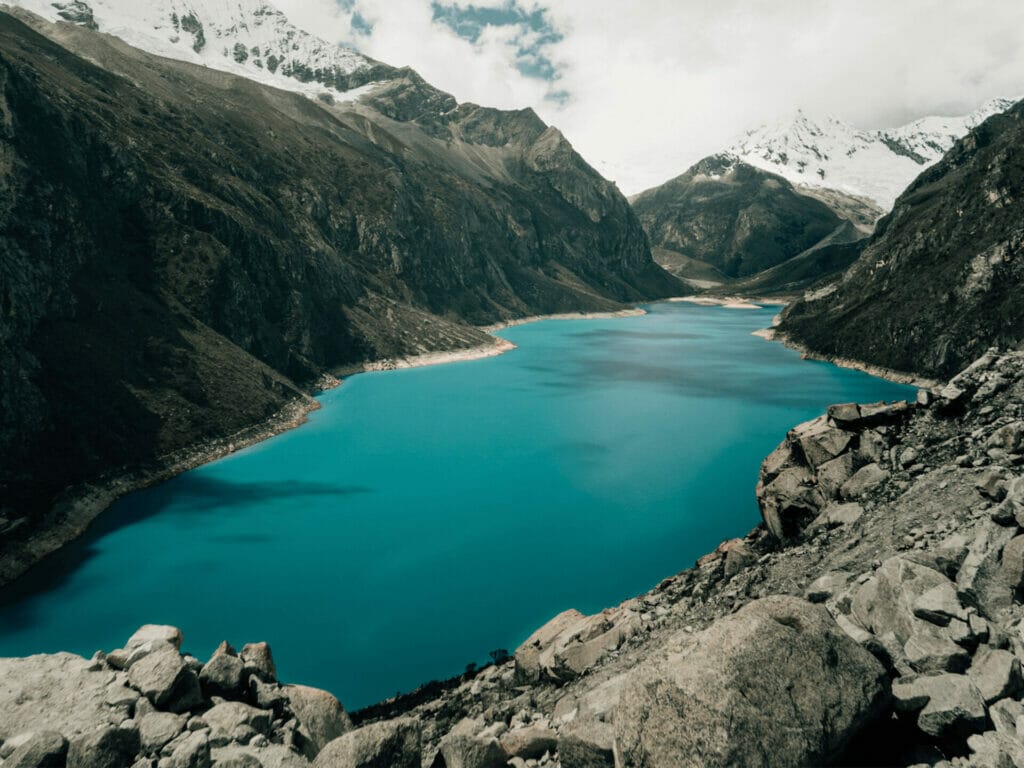 turquoise-lake-in-Huaraz